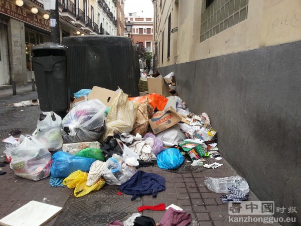 抗议裁员，马德里6千余名清洁工人大罢工，市区街道边的垃圾堆积如山。