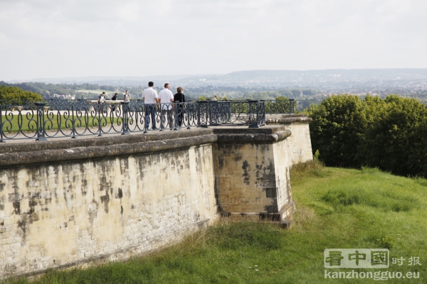 散步在巴黎近郊78省的圣日耳曼昂莱(St Germain en Laye )古城堡城墙，人们可眺望塞纳河与巴黎的美景。城墙边的巴维农亨利四世酒店(Pavillo