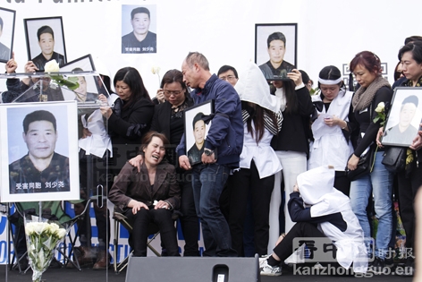 刘少尧的家属在追悼会上。(摄影：林莲怡、李牧/看中国)
