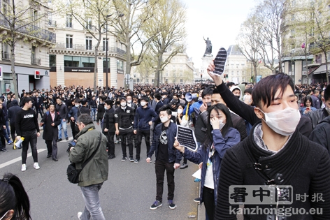 刘少尧追悼会快结束时，部分亚裔青年离开集会开始游行。(摄影：林莲怡、李牧/看中国)