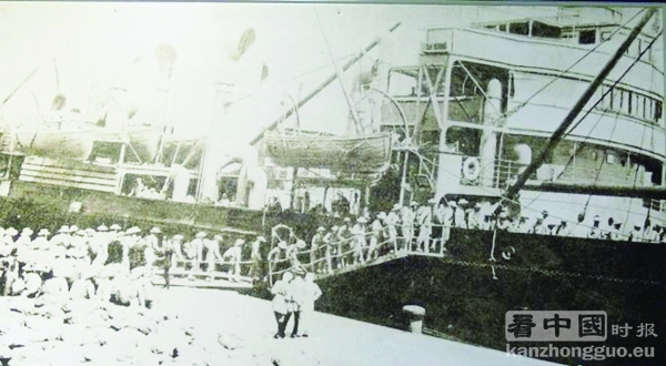 图片说明华工排队登上轮船赴欧洲。