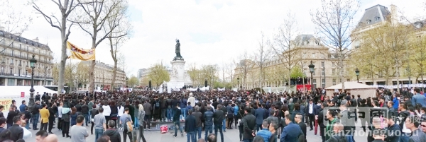 法国数千名华人来到巴黎共和国广场参加刘少尧追悼会。(摄影：林莲怡、李牧/看中国)