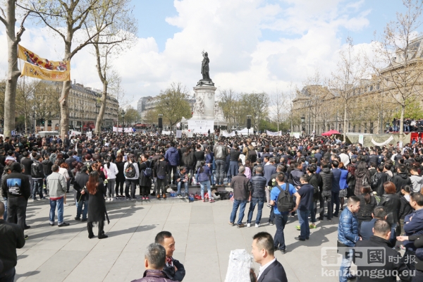 4月2日，法国数千名华人来到巴黎共和国广场（Place de la République）为刘少尧举行悼念大会。(摄影：李牧/看中国)
