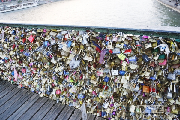 巴黎艺术桥上曾经的“爱情锁”（摄影：李牧/看中国）
