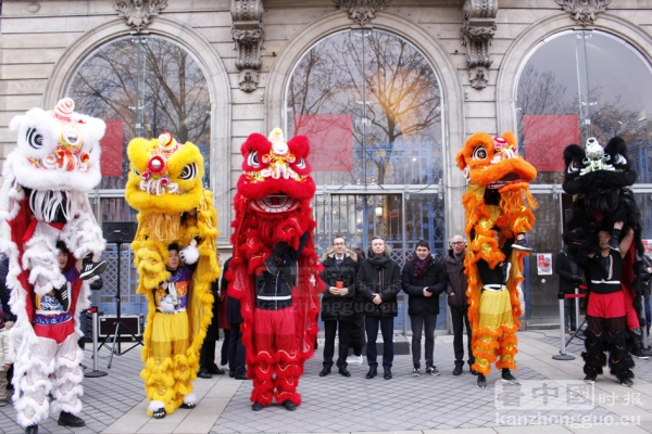 巴黎11区区政府门口的中国新年活动。区长沃格兰（左一）、区议员杜克卢（左二）。（摄影：林莲怡/看中国）