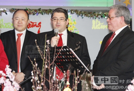 巴黎十三区区长顾梅（中）、副区长陈文雄（左）在DNJ餐馆拜年。（摄影：李牧/看中国）