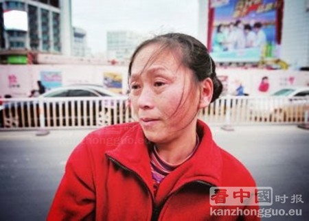 熊大姐的6000元飘落到地上后被人捡走,心里很难过。(网络图片) 熊大姐的6000元飘落到地上后被人捡走,心里很难过。(网络图片)