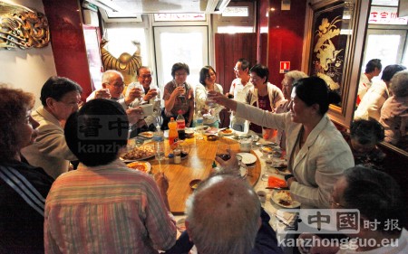 《看中国》社长Patricia Chen（右）与印支华侨朋友举杯欢聚。（摄影：李牧）