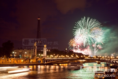 绽放在塞纳河上的法国国庆焰火（摄影：李牧/看中国）