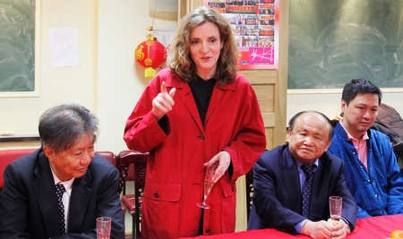 莫里泽（中）在法国华裔互助会向大家拜年。法国华裔互助会会长、巴黎士多集团总裁郑辉先生（右二），吴振华（右一）。（摄影：林莲怡/看中国）