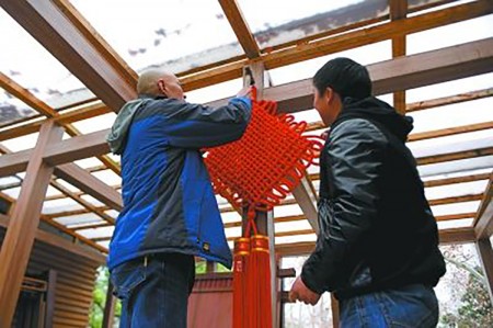 去年过年的时候,小陈(右)和张洁(左)一起挂中国结迎新年。(网络图片) 去年过年的时候,小陈(右)和张洁(左)一起挂中国结迎新年。(网络图片)