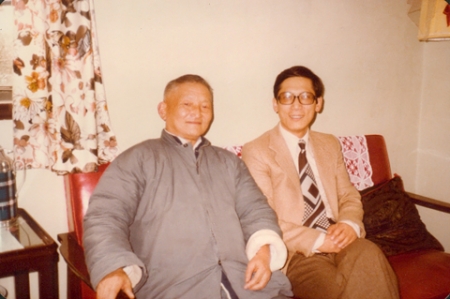 1978年10月李次白女婿丁伟星(右)到广州参加广交会之际，和李次白(左)在上海相聚，这是他们的第一次见面。