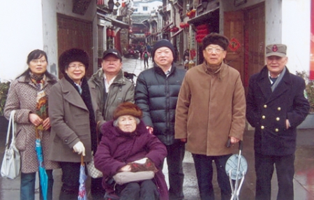 2012年大年初三，众子女陪同是年95岁高龄的李次白夫人（前排）到安徽老家，在老街合影留念。