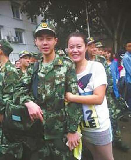 袁海参军时，和他姐姐的合影。（网络图片）