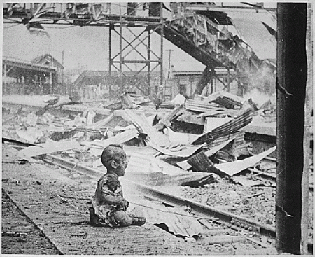 1937年，遭日机轰炸后的上海南站，一个幸存的婴儿(网络图片)