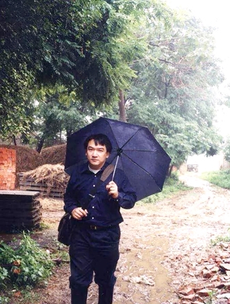 杜聪前往“艾滋村”。 杜聪前往“艾滋村”。