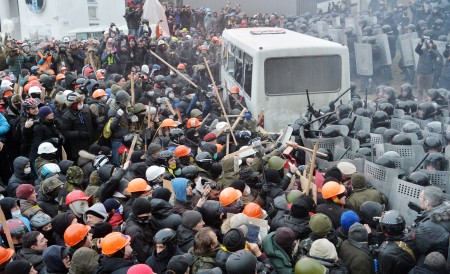 19日，乌克兰抗议民众和警察爆发大规模冲突（AFP/Getty Images）。