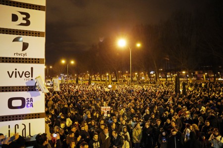 图为西班牙民众在Gamonal市Vitoria车行道抗议。（Getty Images）