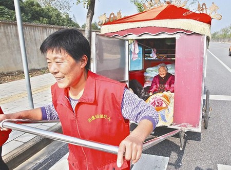 谢淑华拉着母亲游世界。(网络图片) 谢淑华拉着母亲游世界。(网络图片)