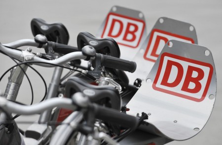 在柏林市区广场上铁路公司出租自行车的红白DB标志相当显眼。（AFP/Getty Images）