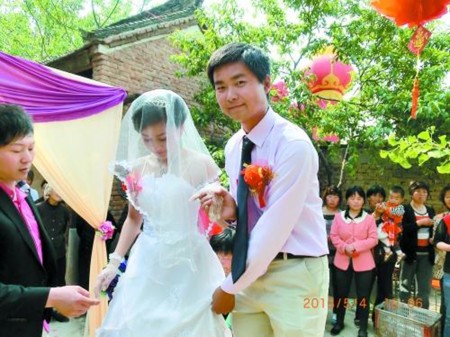 小李举办的婚礼花钱虽少，但也挺热闹 。（网络图片）