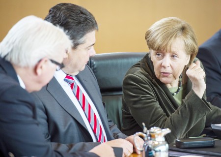 德国总理梅克尔(右)、副总理加布里尔(中)后外交部长施泰因迈尔(左)出席19日举行的内阁会议。(AFP/GettyImages)