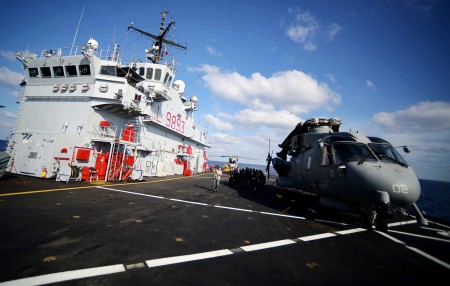 意大利海岸警卫队在巡逻区域的海军舰艇，与监控、救援直升机。(AFP/Getty Images)  