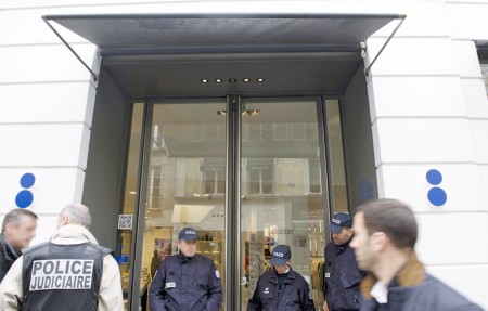 22日，巴黎一区的奢侈品店Colette遭遇抢劫后，警察站在商店的门口。（AFP/Getty Images）