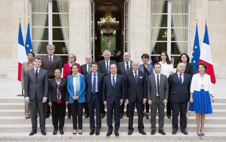 4月2日，新内阁成员和总统奥朗德合影（AFP/Getty Images）