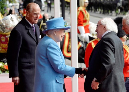 英国女王和爱丁堡公爵在温莎城堡迎接爱尔兰总统希金斯。(Getty Images)  