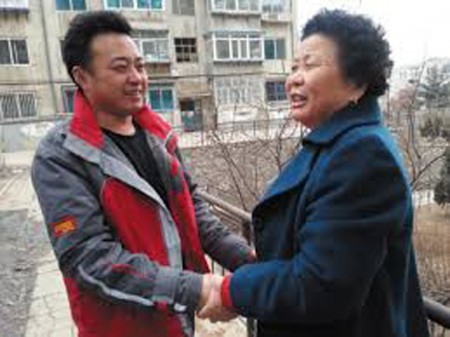 坠楼老奶奶家属感谢姚兴华救了老人一命。( 网络图片) 坠楼老奶奶家属感谢姚兴华救了老人一命。( 网络图片)