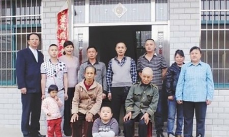 武汉甘家22人,同吃一锅饭。(网络图片) 武汉甘家22人,同吃一锅饭。(网络图片)