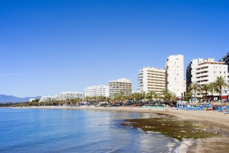 西班牙马拉加省马贝拉的海滩和公寓楼（123rf）