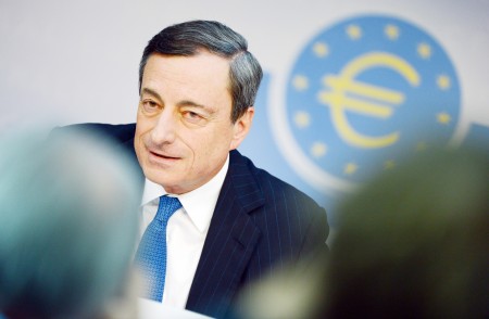 欧洲央行行长德拉吉5日在法兰克福举行的新闻发布会上说，欧洲央行将下调3项主要利率。（AFP / GettyImages）