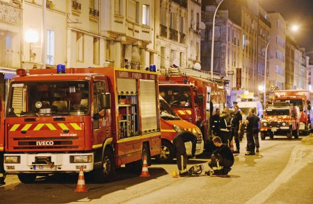 巴黎北郊奥贝维利埃市的一幢居民楼6月7日晚上发生火灾，造成2人死亡。（AFP/Getty Images）