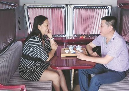坐在房车里,朱先生与妻子相视而笑 。(网络图片) 坐在房车里,朱先生与妻子相视而笑 。(网络图片)