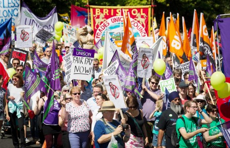 不满政府冻薪，删减预算及修改退休金计划，10日英国举行三年来最大规模罢工。（Getty Images）