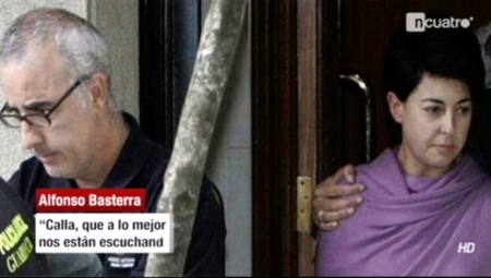 阿顺达的养父母阿方索·巴斯特雷达（Alfonso Basterra）和罗萨里奥·波尔图（Rosario Porto）被捕