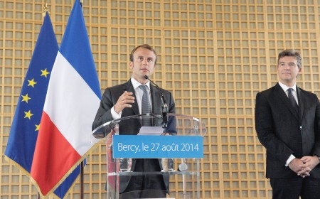8月27日，新上任的36岁的法国经济部长马克隆（Emmanuel Macron）（左）和原经济部长蒙特布尔（Arnaud Montebourg）（右）在权力交接