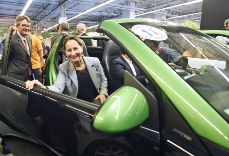 10月4日，法国环保部长罗亚尔在参观2014巴黎国际车展时，坐在电动汽车里。（AFP/Getty Images）