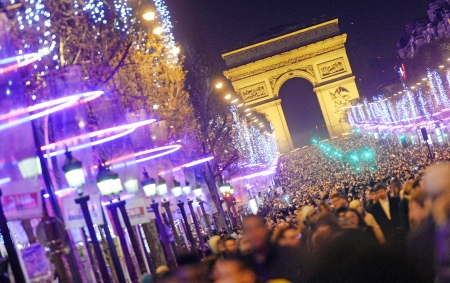 2014年1月1日凌晨，人们蜂拥而至香榭丽舍大街欢庆新年的到来。（AFP/Getty Image）