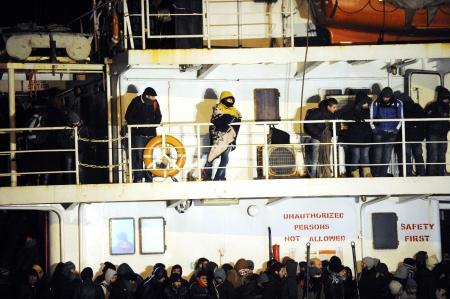 意大利海岸警卫队一周内先后营救了两艘无人驾驶的难民船。（Getty Images）