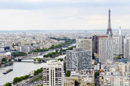 从巴黎大气质量侦测气球上拍摄的巴黎空气污染状况。（AFP/Getty Images）