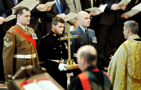 3月13日，英国政府为了纪念英军在阿富汗结束战斗任务，并悼念在阿富汗阵亡的453名英军官兵，在伦敦圣保罗教堂举行纪念仪式。（GettyImages)