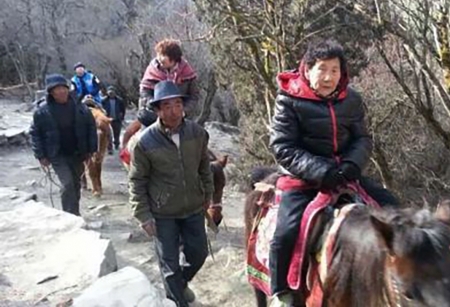 在四川四姑娘山,85岁的陈素琴骑马游玩。(网络图片) 在四川四姑娘山,85岁的陈素琴骑马游玩。(网络图片)