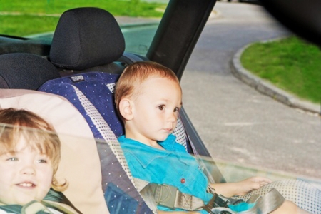 坐在车内系着安全带的孩子（123RF）