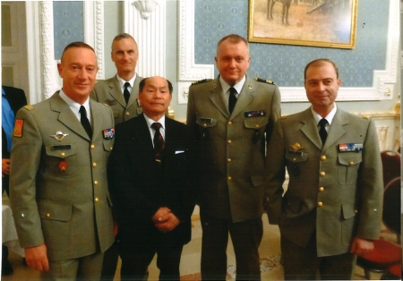 军官少校会长、郑国华会长与三位将军合影留念。（图片由侬族印支退伍军人协会提供）