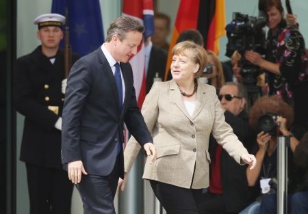英国首相戴维·卡梅伦5月29日抵达柏林与德国总理默克尔会晤。（Getty Images)