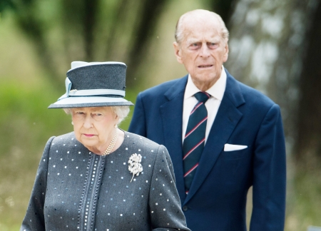 英国女王伊丽莎白二世和她的先生菲利普亲王6月26日参观了位于下萨克森州的前纳粹集中营，并为战争死难者献了花圈。（Getty Images）