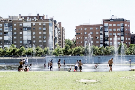 盛夏，马德里人在喷泉下玩耍降温。（AFP/Getty Images）